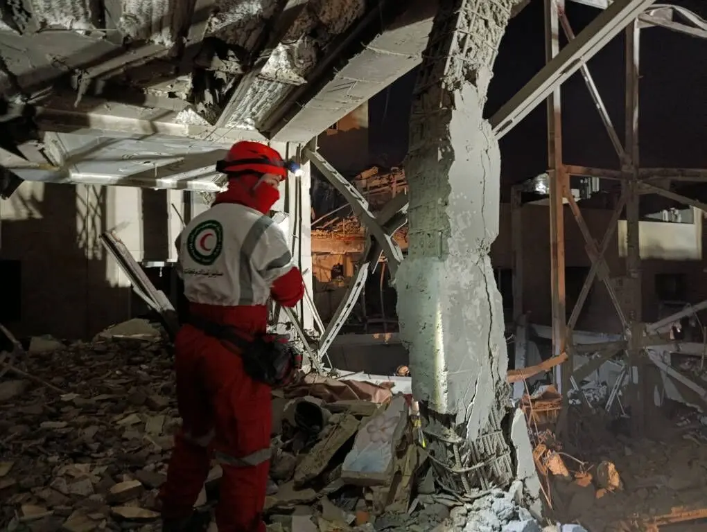 نجات ۹۶۰ نفر از زیر آوار حملات هوایی در تهران