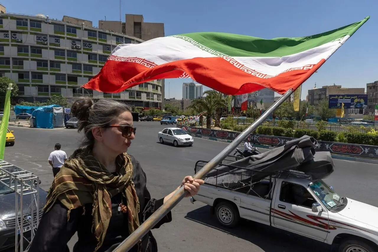 جهان به روای تصویر؛ از رابطه صمیمانه ترامپ و مکرون تا زن پرچم‌دار در تهران