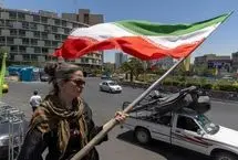جهان به روای تصویر؛ از رابطه صمیمانه ترامپ و مکرون تا زن پرچم‌دار در تهران