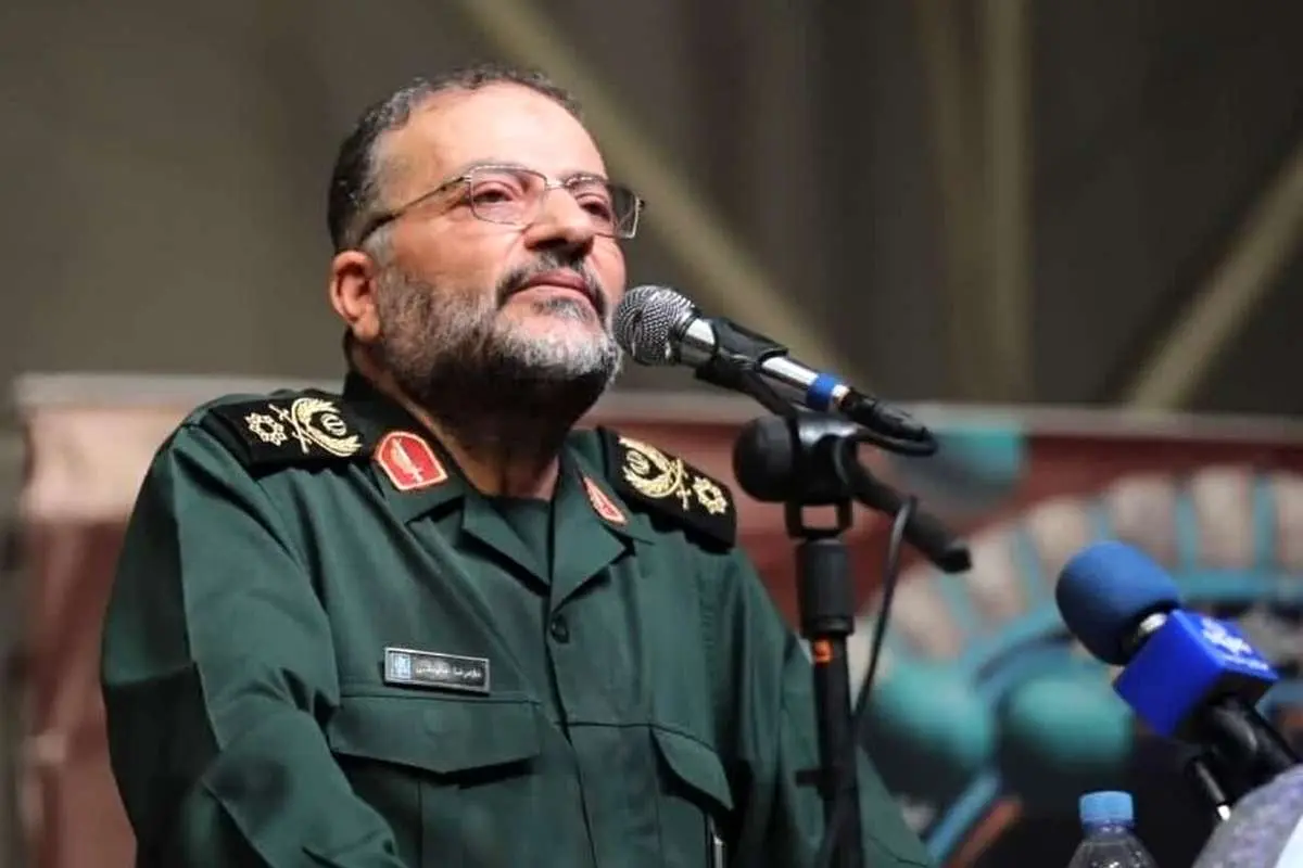 سلیمانی: دشمن دغل و خبیث همچون مار زخمخورده بر خود میپیچد