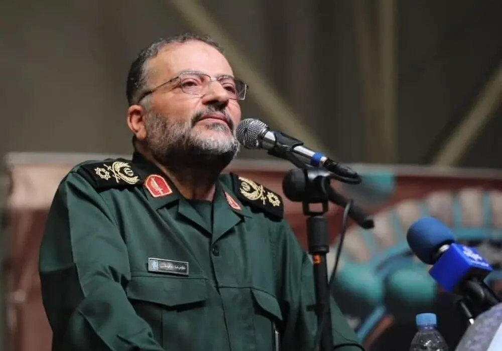 سلیمانی: دشمن دغل و خبیث همچون مار زخم‌خورده بر خود می‌پیچد  