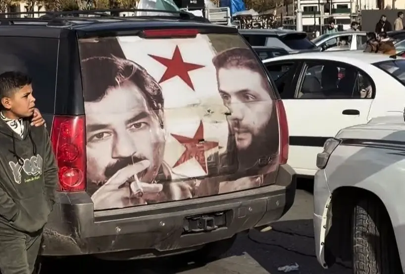 نصب تصویر صدام حسین در خیابان‌های سوریه