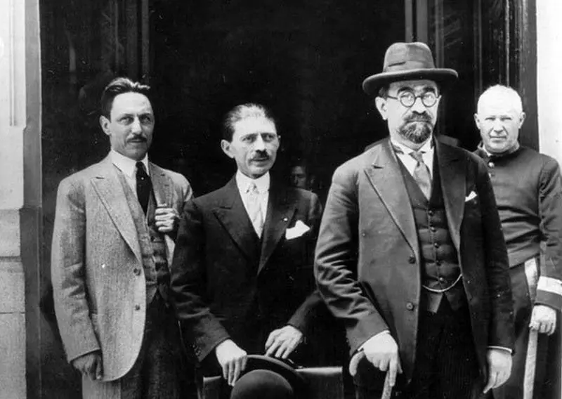 تاریخ معاصر ایران، حسین علا و فروغی