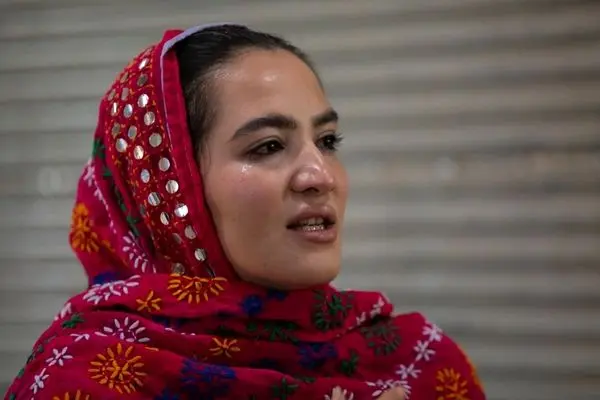 تصاویر؛ دختر جوانی که شاهنامه را در دل بازار اراک زنده می‌کند