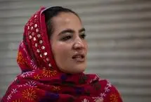 تصاویر؛ دختر جوانی که شاهنامه را در دل بازار اراک زنده می‌کند