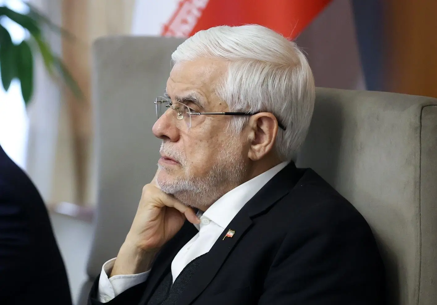 عارف: یا در میز مذاکره حقمان را می‌گیریم یا در میدان
