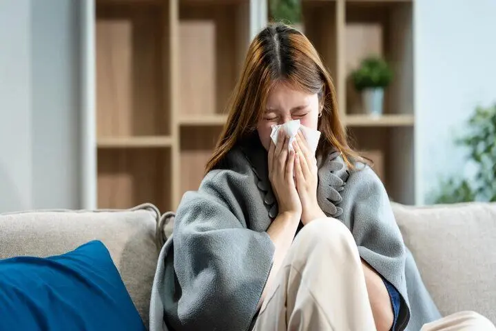 چرا بعضی‌ از افراد شدیدتر از دیگران سرما می‌خورند؟
