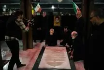 ببینید: بوسه علی لاریجانی بر مزار سید حسن نصرالله 