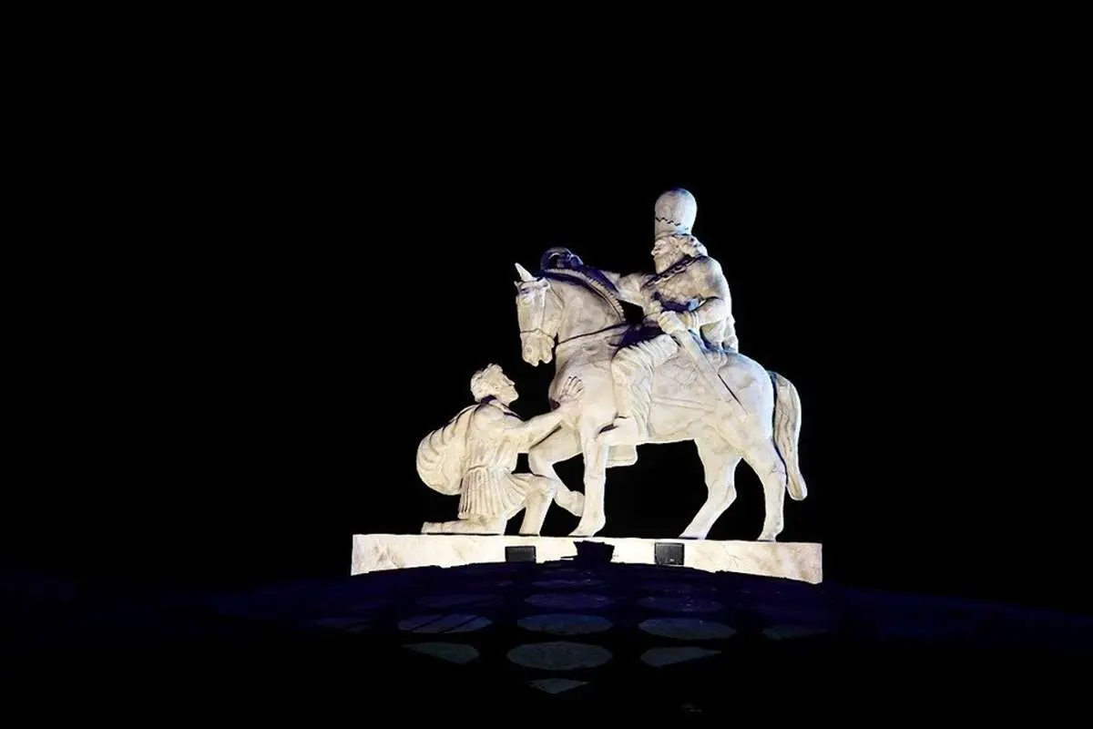 زانو زدن والرین؛ مجسمه شاپور ساسانی و چهار واکنش متفاوت