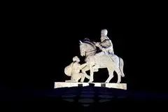 زانو زدن والرین؛ مجسمه شاپور ساسانی و چهار واکنش متفاوت