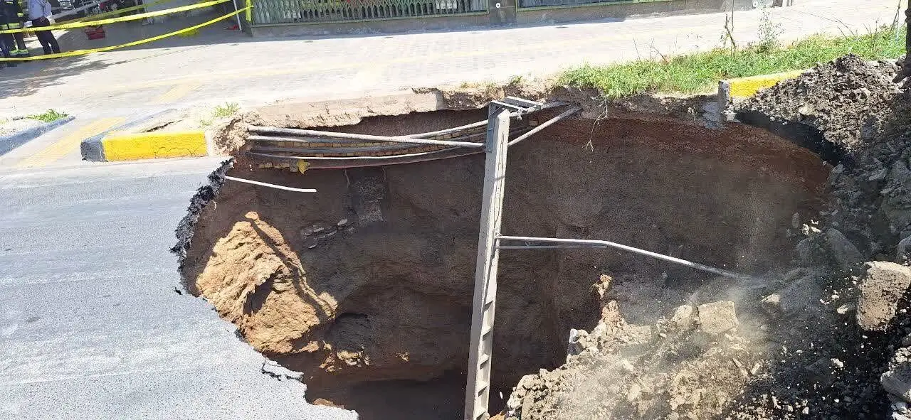 شکاف ۱۵ متری در قلب اصفهان/ خیابان نشاط فروریخت