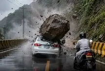ریزش هولناک سنگ بزرگ روی خودرو 