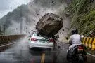 ریزش هولناک سنگ بزرگ روی خودرو 
