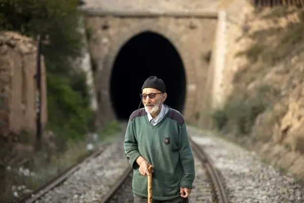 تصاویر؛  پیرترین کارگر خط راه‌آهن ایران