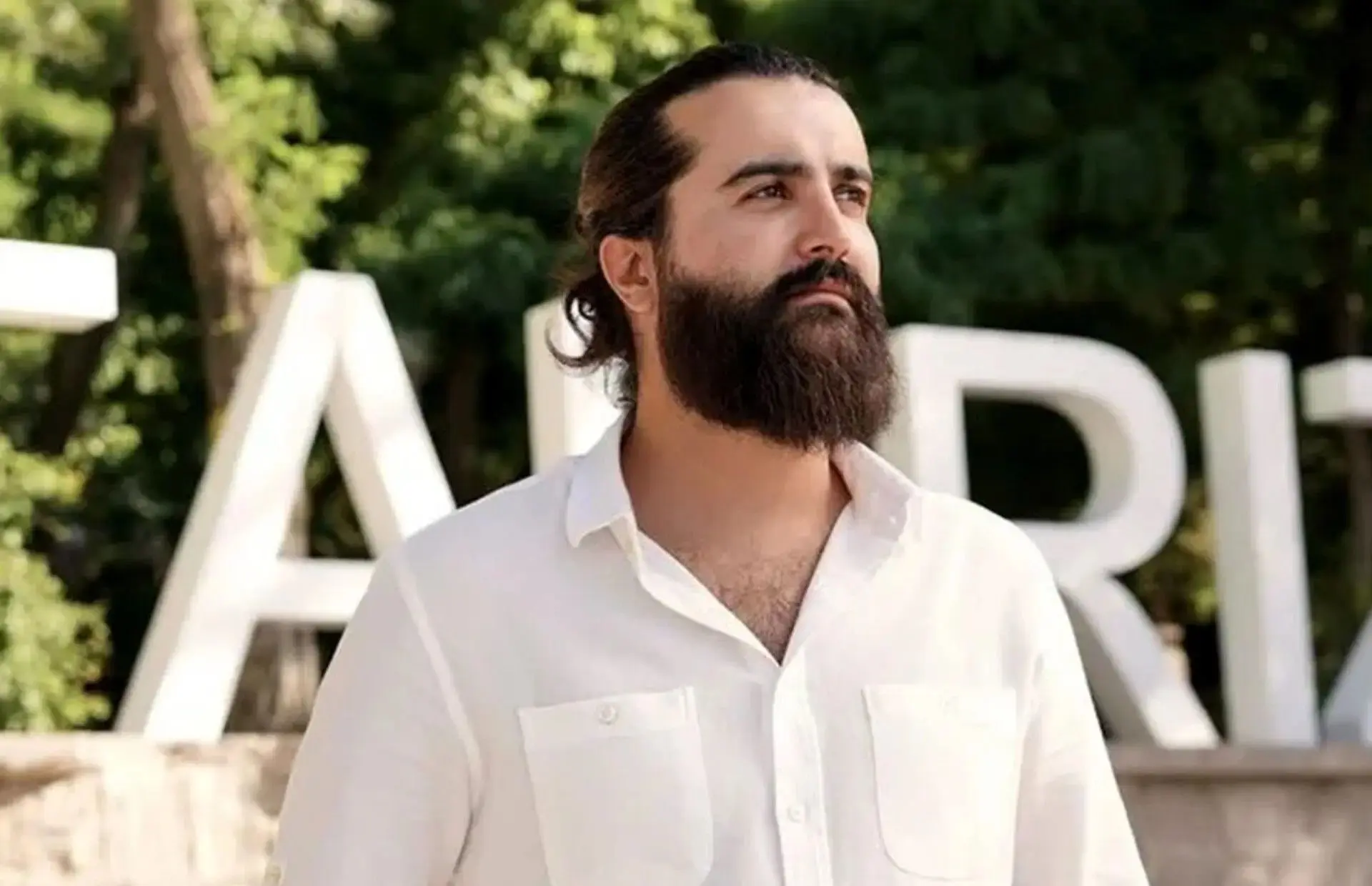 آواز زیبای مهدی دارابی در دل طبیعت و کنار گوسفندان