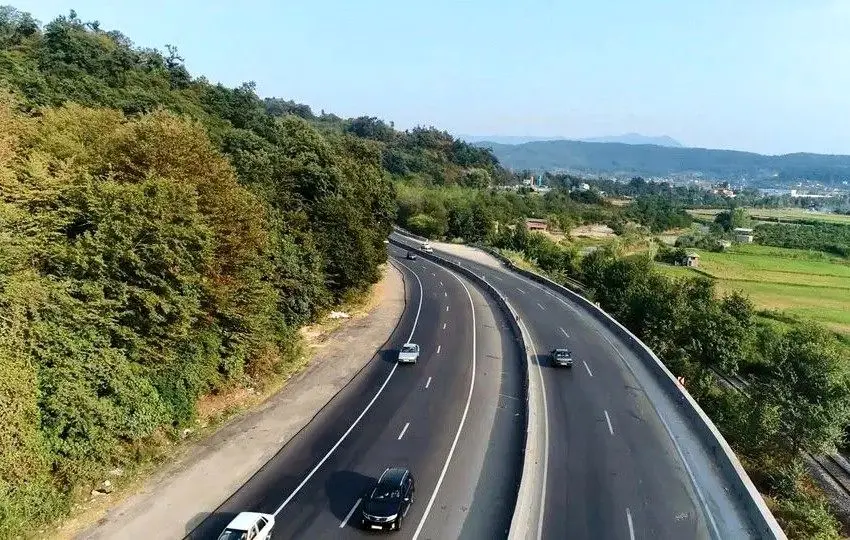 تردد روان در محورهای شمالی/ بارش باران و مه‌گرفتگی در جاده‌های ۲۱ استان کشور
