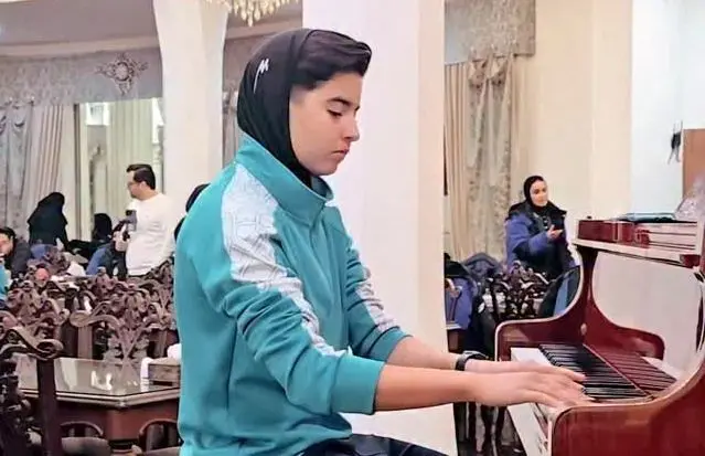 پیانونوازی تینا جهانشاهی، بازیکن تیم فوتبال زنان استقلال 