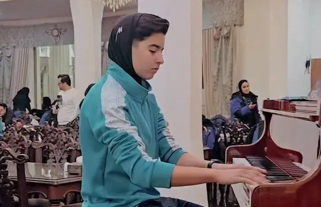 پیانونوازی تینا جهانشاهی، بازیکن تیم فوتبال زنان استقلال 