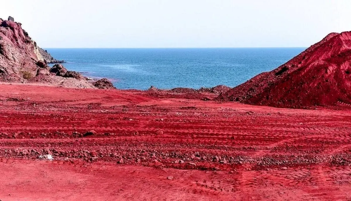  تصاویر زیبا و دیدنی از بارندگی در ساحل سرخ جزیره‌ هرمز