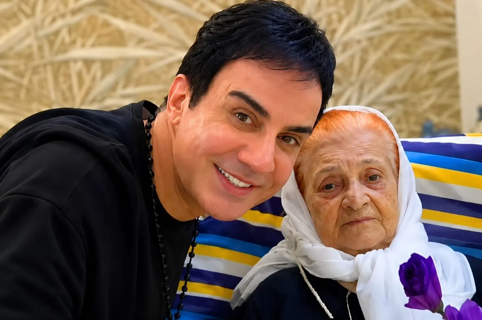 لحظه‌ غذا دادن عمو پورنگ به مادرش