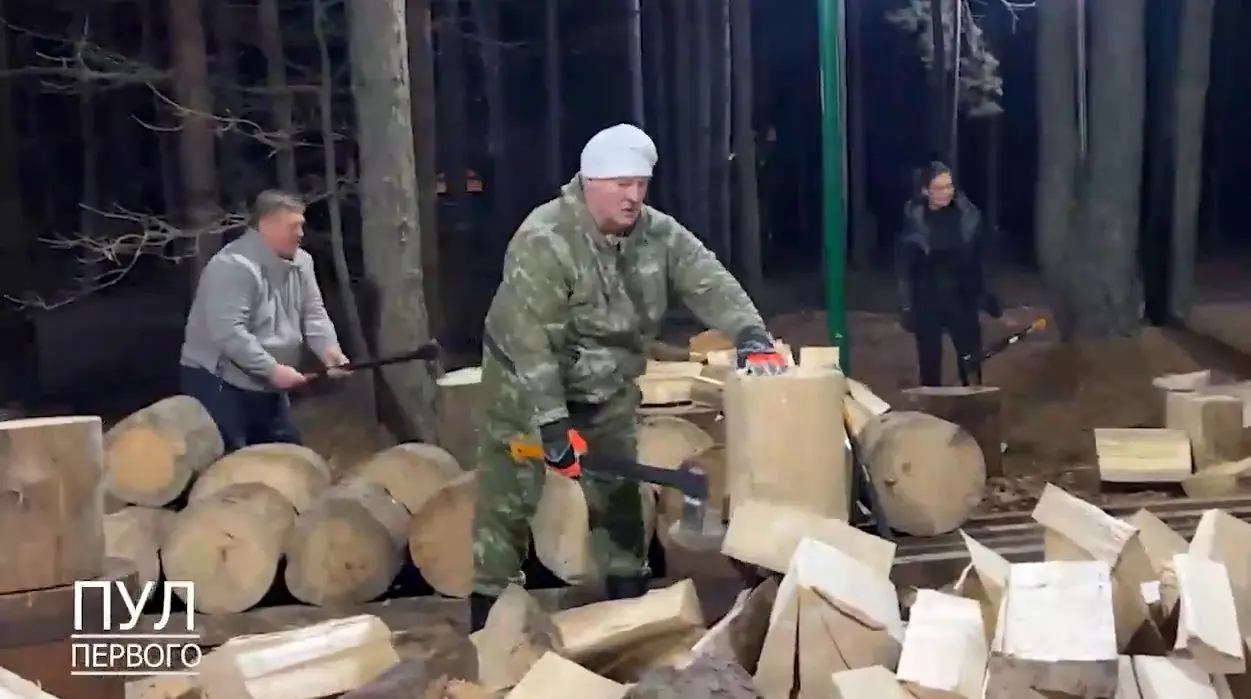 لوکاشنکو مهارت خود در شکستن چوب با تبر را به نمایش گذاشت