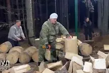 لوکاشنکو مهارت خود در شکستن چوب با تبر را به نمایش گذاشت