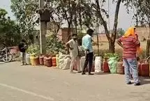 صف‌های طولانی در جایگاه‌های بنزین و گاز در هند، در پی بسته‌شدن تنگه هرمز