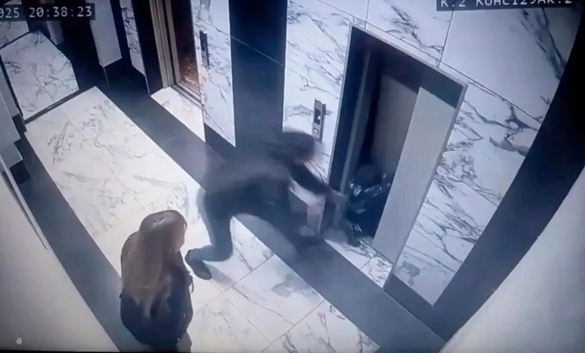 ببینید؛ سقوط وحشتناک کودک بازیگوش در چاه آسانسور