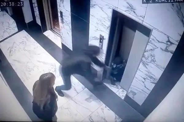 ببینید؛ سقوط وحشتناک کودک بازیگوش در چاه آسانسور