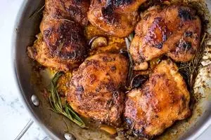 طرز تهیه مرغ تنوری با سیر و کره؛ مرغ لذیذ و خوشبو

