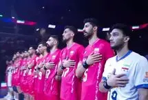 ملی‌پوشان والیبال ایران با مچ بند مشکی مقابل آمریکا