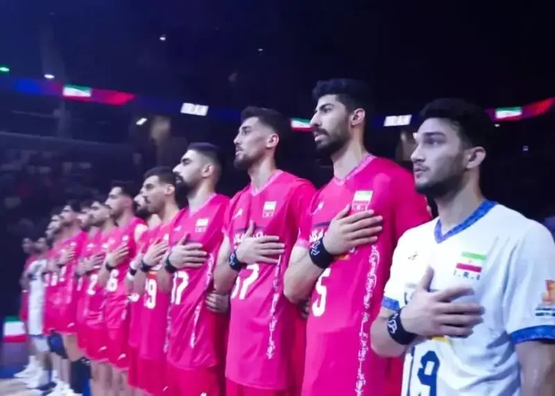 ملی‌پوشان والیبال ایران با مچ بند مشکی مقابل آمریکا