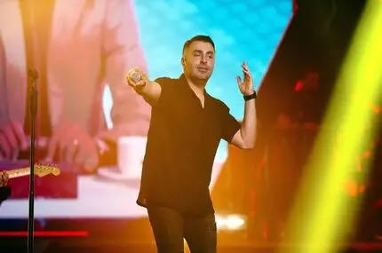 صف طولانی برای گرفتن عکس یادگاری با علیرضا طلیسچی