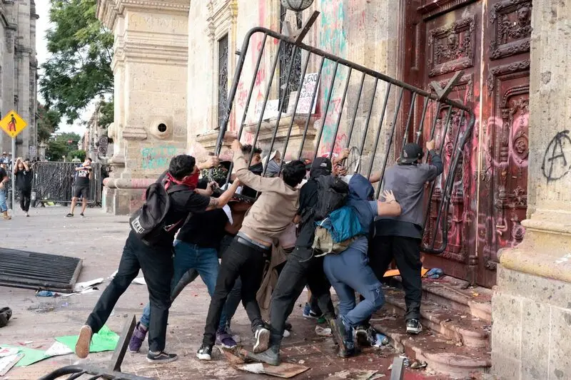 تصاویر منتخب جهان؛ از تابلوی نیم‌میلیون پوندی چرچیل تا زن مازندارانی با ...