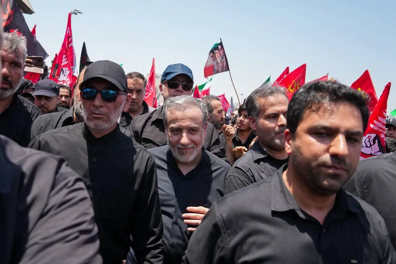 تصویر عراقچی روی موتورسیکلت در مراسم تشییع رهبر انقلاب