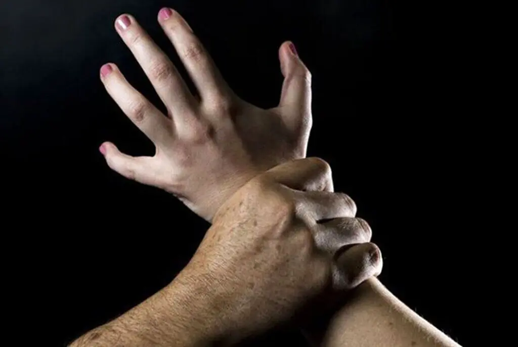 تعرض به دختر جوان در اطراف سرخه‌حصار/ وحید شوکر و چاقو بیرون آورد و به سمت من گرفت 
