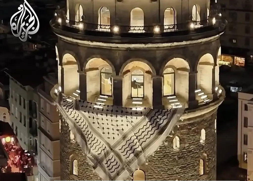 اهتزاز چفیه غول‌پیکر فلسطینی روی برج تاریخی