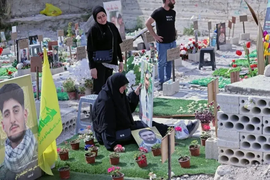 دفن قربانیان جنگ لبنان در قبرهای موقت 