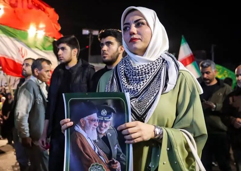 تصاویر؛ موشک‌های نقطه‌زن در میان مردم تهران 