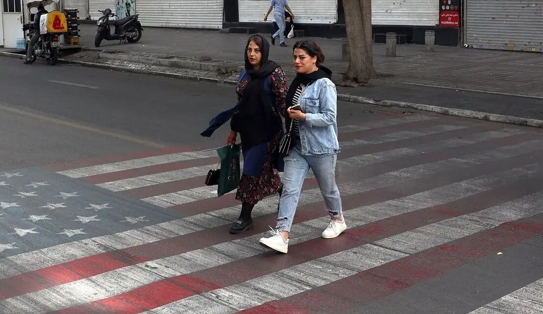 تصاویر؛ عبور از روی نقاشی پرچم آمریکا و اسرائیل در جنوب تهران