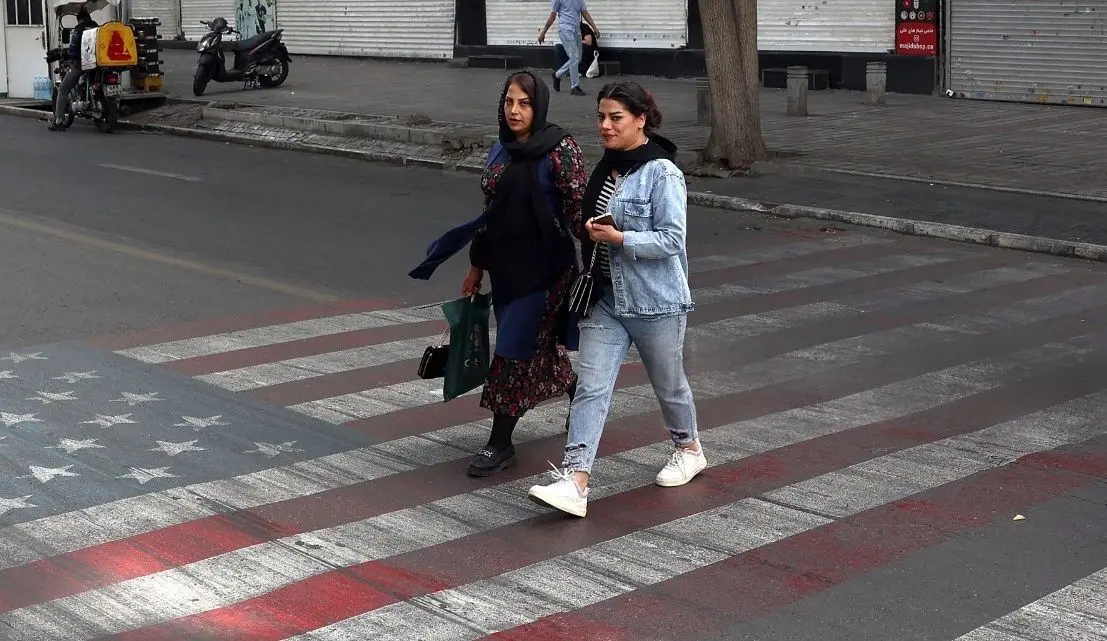 تصاویر؛ عبور از روی نقاشی پرچم آمریکا و اسرائیل در جنوب تهران