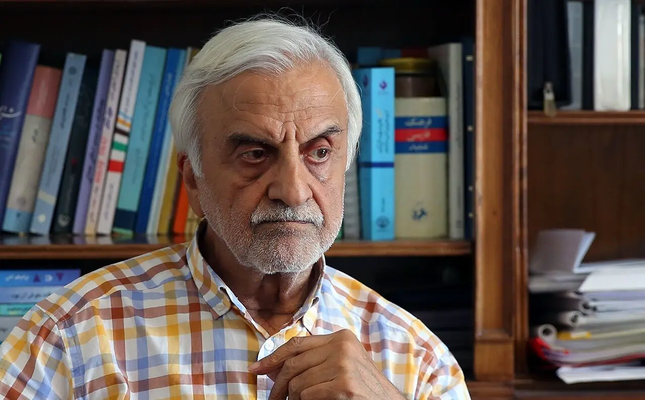 انتقاد از اسراف انرژی برای گرم نگه داشتن ایران مال و حرم حضرت عبدالعظیم/ به خادم گفتم چرا اینجا اینقدر گرم است؟ گفت می خواهی در امامزاده را ببندیم؟