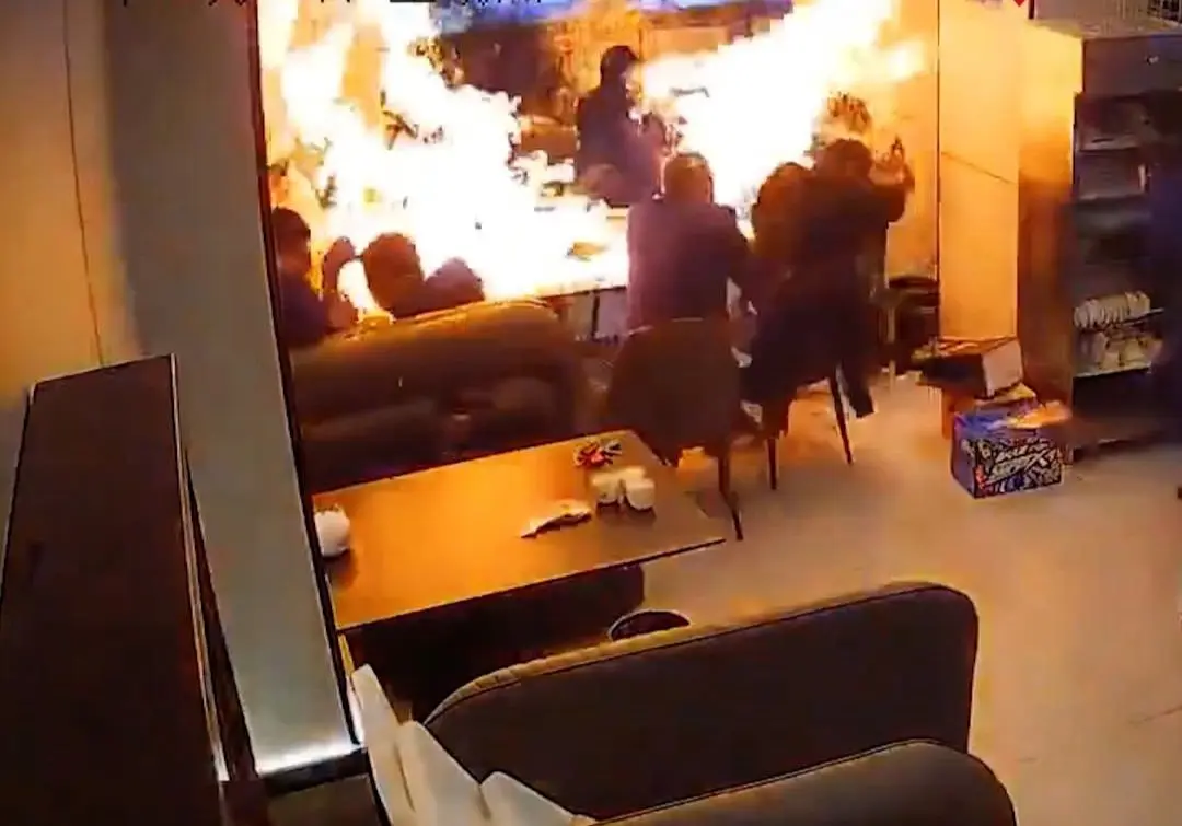لحظه انفجار اجاق گاز در یک رستوران