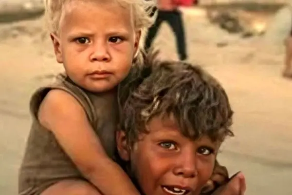 ببینید؛ کودک فلسطینی که برادر کوچکش را ۱۰ کیلومتر بر دوش گرفت