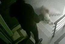 ببینید؛ پدر سنگدل با لگد زدن به دخترش او را از پله‌ها پایین انداخت