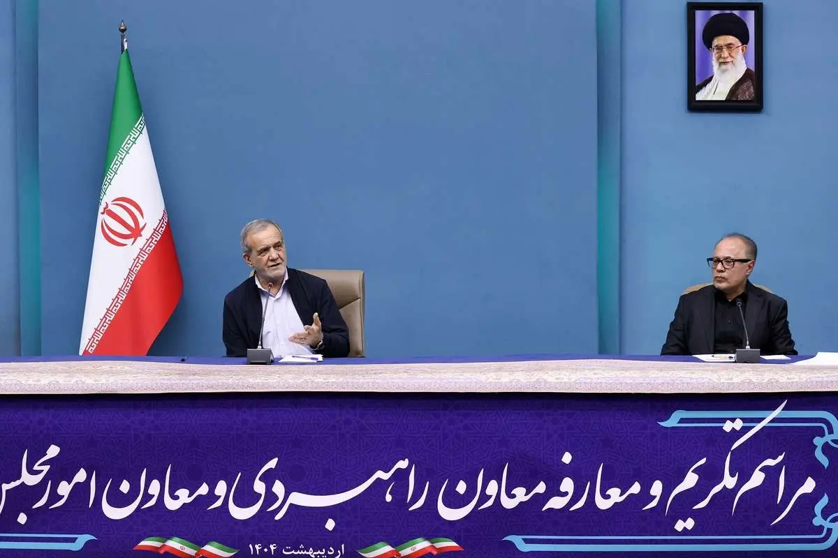 کیهان: سخنان پزشکیان درباره معاون پیشین پارلمانیاش در روز عزل و روز تودیع، متناقض نیست؟