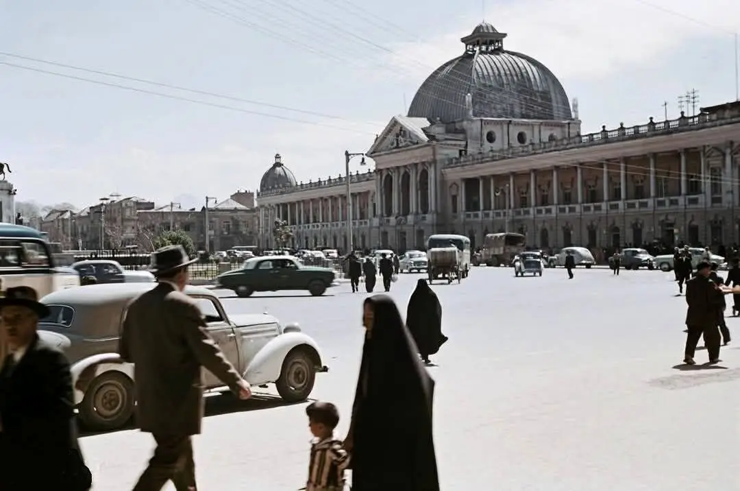 تصاویر؛ در میدان توپخانه عابران را جریمه میکنند