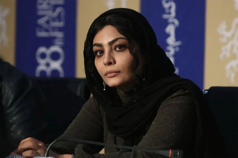 زمستان 1404: صحرا اسداللهی با یک کیف خاص