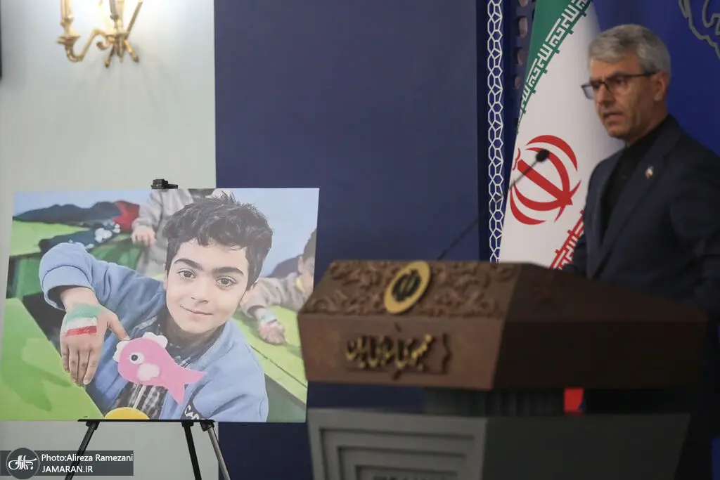 عکس کودک مفقود شده مینابی در نشست خبری بقائی