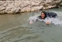 شیرجه زن بختیاری در آب برای شست‌وشوی گوسفندان